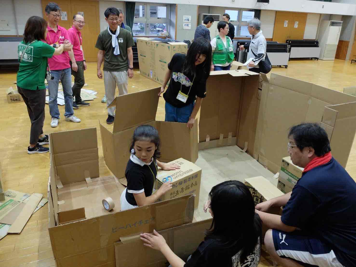 避難所の段ボールパーテーション作りに取り組む子どもたちと大人たち